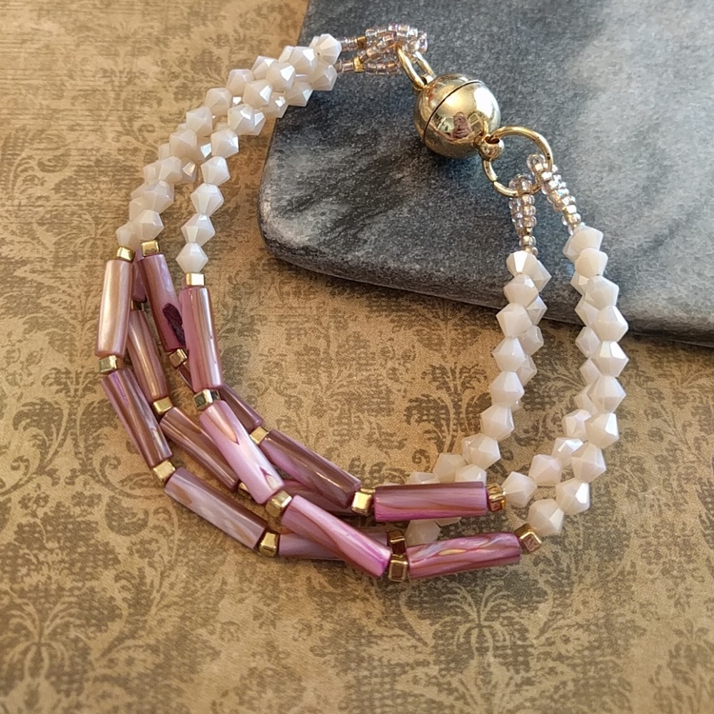 New✨Beaded shell bracelet w/ magnetic clasp